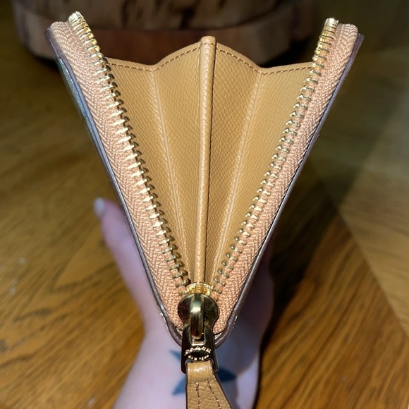 NEW WITH TAGS COACH SIGNATURE WITH DAISY BUNDLE PRINT ACCORDION ZIP WALLET - Picture 14 of 15